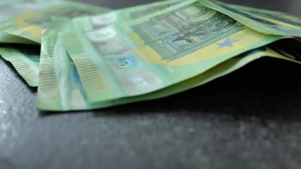 Sto Banknotów Euro Liczenie Banknotów Euro Czarnym Stole Waluta Europejska — Wideo stockowe