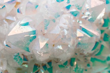 Gökkuşağı Aura Ruh Kuvarsı. Mineral dokusu. Değerli ve yarı değerli taşları toplayın. 