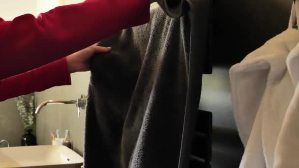 Toalha Toalheiro Aquecido Mudança Toalhas Mãos Penduram Uma Toalha Macia — Vídeo de Stock