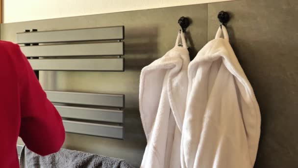 Ręcznik Podgrzewany Ręcznik Szyna Kobieta Wiszące Ręczniki Łazience Beżowy Ręcznik — Wideo stockowe