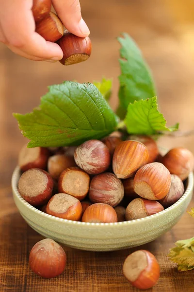 Mano Nut Season Childs Vierte Nueces Una Taza Una Mesa —  Fotos de Stock