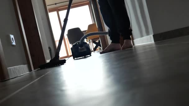 Cleaning Equipment Man Vacuum Ums Floor House Мужская Уборка Пылесос — стоковое видео