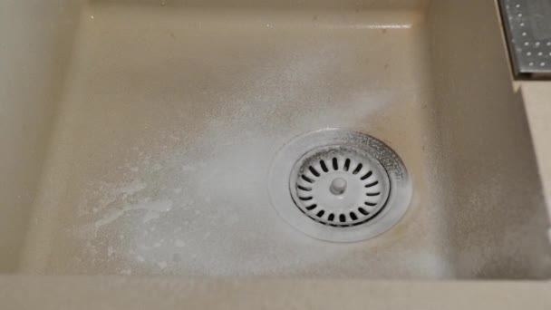 Spray Curățare Chiuvetei Este Pulverizat Într Chiuvetă Bej Curățarea Unei — Videoclip de stoc
