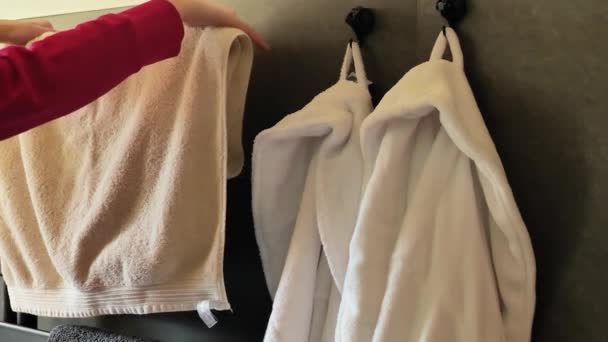 Suszenie Ręczników Zmiana Ręczników Ręcznik Podgrzewany Wieszak Ręczniki Wysokiej Jakości — Wideo stockowe