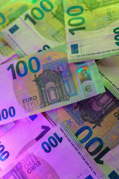 Инфляция Денег Странах Сто Евро Купюры Зеленом Фиолетовом Свете Курс — стоковое фото