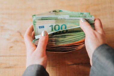 Avro Bölgesi 'nde kadın ticareti ve girişimcilik. İş ve finans kavramı. Avro parası. Kadınlar para sayıyor. Faturalar kadınların eline bakıyor. Avrupa Birliği 'nde kadın maaşları. 
