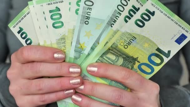 Uma Centena Notas Euro Ventilador Mãos Femininas Close Contagem Notas — Vídeo de Stock