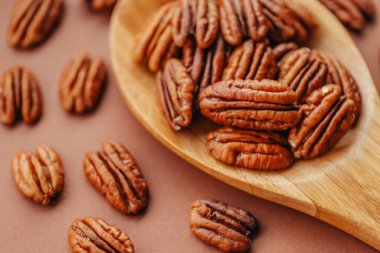 Tahta kaşığa yakın fındıklı ceviz. Kabuklu ceviz. Sağlıklı yağlar. Keto diyet malzemesi. Fındık ve tohum. Faydalı sağlıklı atıştırmalık.