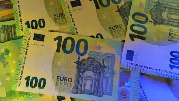 100欧元的钞票摇曳着五彩斑斓的光芒 4K镜头 — 图库视频影像