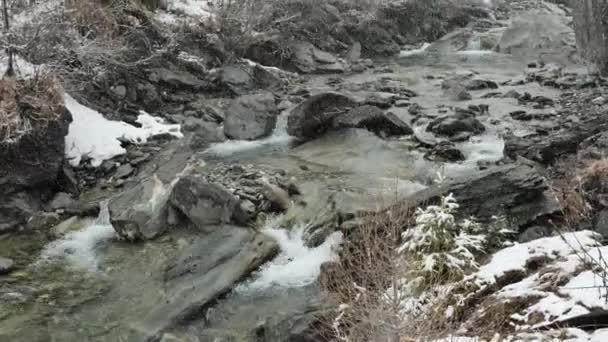 Dağ Nehri Kar Altında Dramatik Bir Hava Görüntü — Stok video