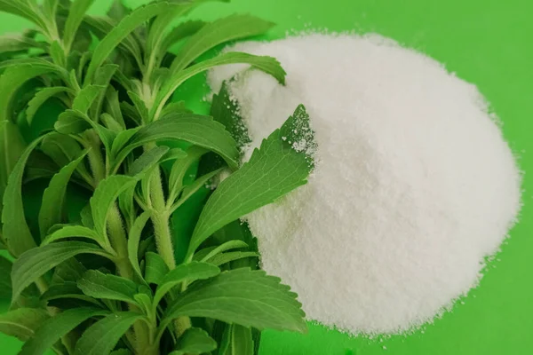 Stevia Verde Círculo Azúcar Granulado Sobre Fondo Verde Edulcorante Vegetal — Foto de Stock