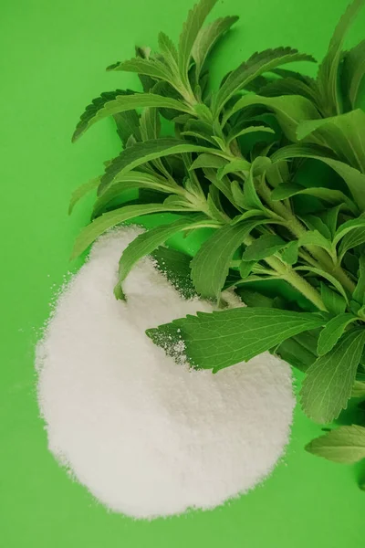 Πράσινο Στέβια Και Κόκκων Κύκλο Ζάχαρης Πράσινο Φόντο Stevia Rebaudiana — Φωτογραφία Αρχείου