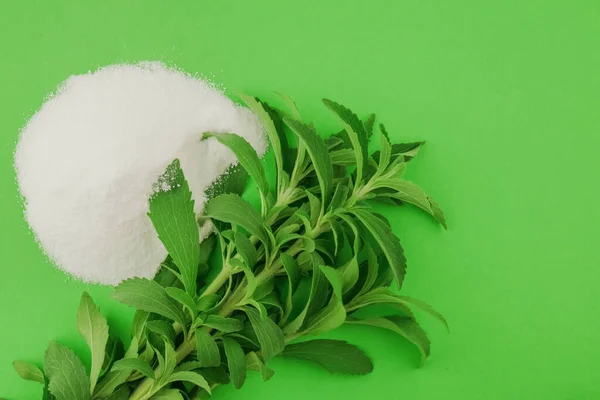 Πράσινο Στέβια Και Κόκκων Κύκλο Ζάχαρης Πράσινο Φόντο Stevia Rebaudiana — Φωτογραφία Αρχείου