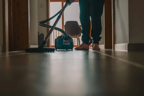 廊下掃除男は床を掃除する 男性のクリーニング清潔感と家のクリーニングの概念 洗浄装置だ 掃除機 — ストック写真