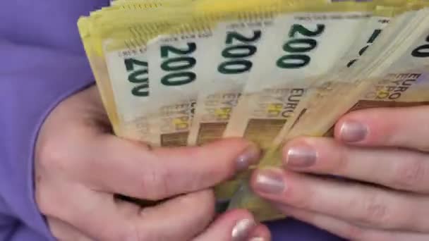 Kontantbetalningar Länder Euro Valuta Två Hundra Euro Pack Kvinnliga Händer — Stockvideo