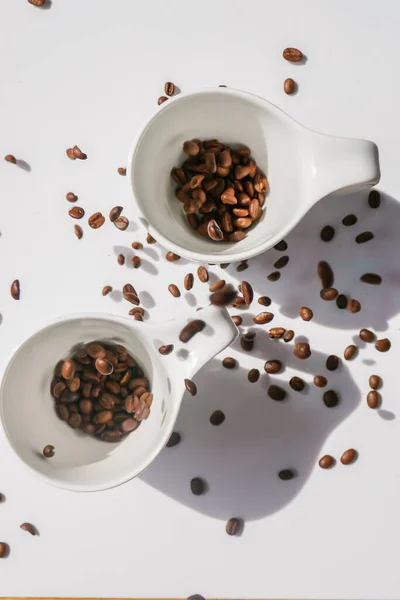 Kaffeebecher Weiße Tassen Und Fallende Kaffeebohnen Morgens Erfrischendes Getränk Traditioneller — Stockfoto