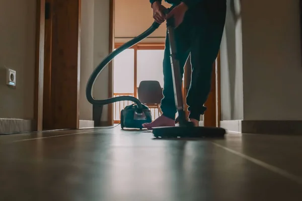 Aspirador Hallway Cleaning Man Aspira Chão Corredor Limpeza Mens Limpeza — Fotografia de Stock