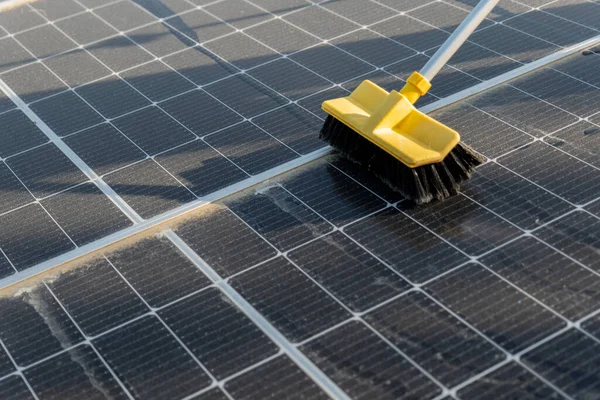 Limpeza Painéis Solares Energia Renovável Lavagem Painéis Solares Poeira Sujeira — Fotografia de Stock