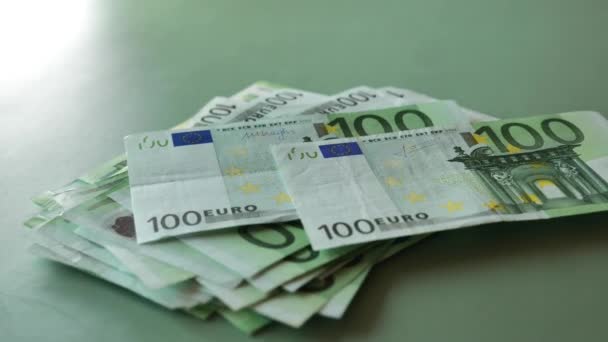 100 Eurobankovek Zeleném Pozadí Balíček 100 Eurobankovek Pomalý Pohybu Ruce — Stock video