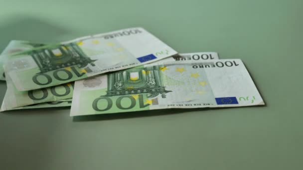 100 Eurobankbiljetten Een Groene Achtergrond Handen Tellen Van Eurobankbiljetten Beelden — Stockvideo