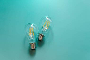 Elektrik ve enerji tasarrufu kavramı. Enerji mavi arka planda ampulleri kurtarır