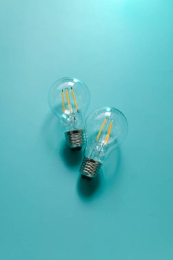  Enerji tasarrufu kavramı. Ampulleri mavi bir arkaplanda saklayan enerji. Elektrik fiyatları. Yukarıdan bak. Enerji sektöründe kriz var. 