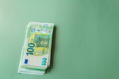 Yeşil bir zemin için 100 avroluk banknot. Avrupa ülkelerinde gelir. Avro Bölgesi 'nde gelir ve harcamalar..