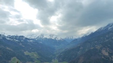 Bulutlu bir günde dağ manzarası. Dağ manzarası. Matrei in Tyrol, Avusturya. 4k görüntü