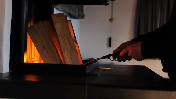 Home Fireplace Man Fecha Uma Lareira Chamas Quarto Escuro Atmosfera — Vídeo de Stock