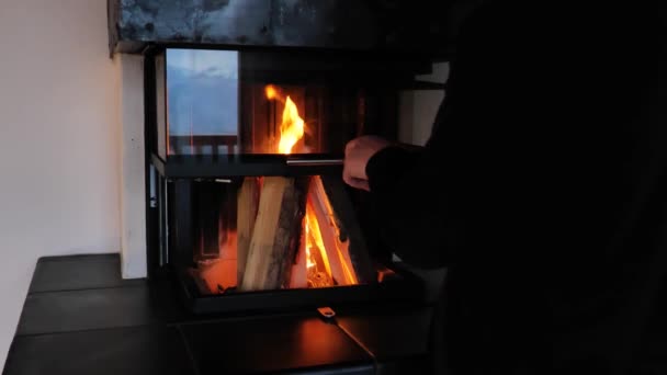 Fuego Chimenea Man Cierra Una Chimenea Llamas Cuarto Oscuro Ambiente — Vídeo de stock