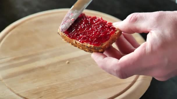 Тост Джемом Руки Поширюють Варення Хліб Кухонному Столі Вид Зверху — стокове відео