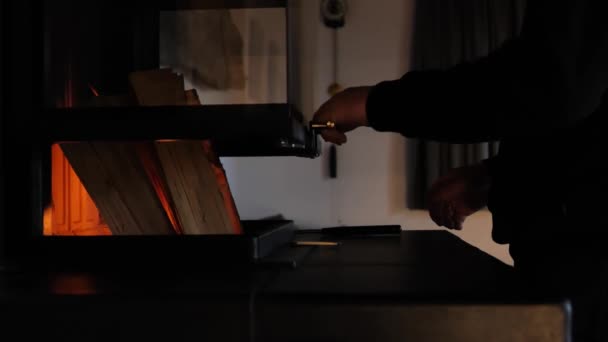Home Fireplace Man Fecha Uma Lareira Chamas Quarto Escuro Atmosfera — Vídeo de Stock