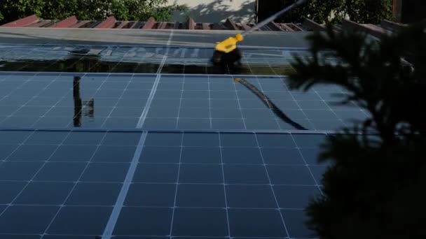 屋根の太陽電池パネルを水で洗浄する 速い動き 太陽電池パネルの効率 太陽電力の技術 再生可能エネルギー 外的な自然エネルギー源 4K映像について — ストック動画