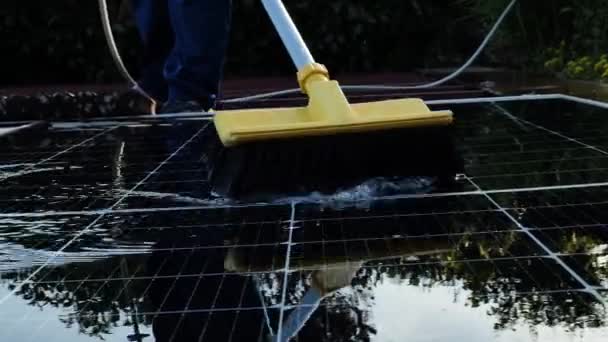 Homme Lave Les Panneaux Solaires Avec Eau Mouvement Rapide Solar — Video