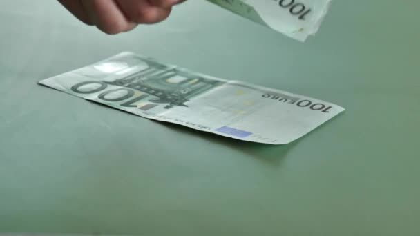 100 Banknotów Euro Zielonym Tle Ręce Liczenia Banknotów Euro Materiał — Wideo stockowe