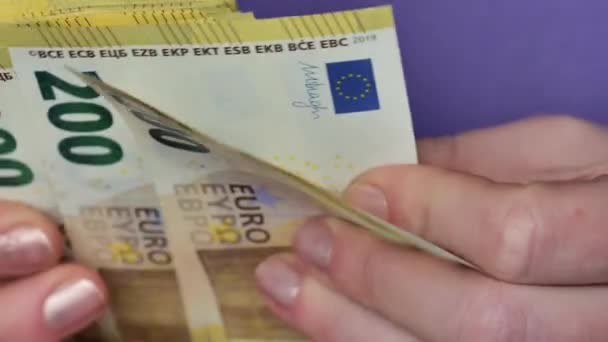 Confezione Banconote Euro Confezione Duecento Euro Mani Femminili — Video Stock