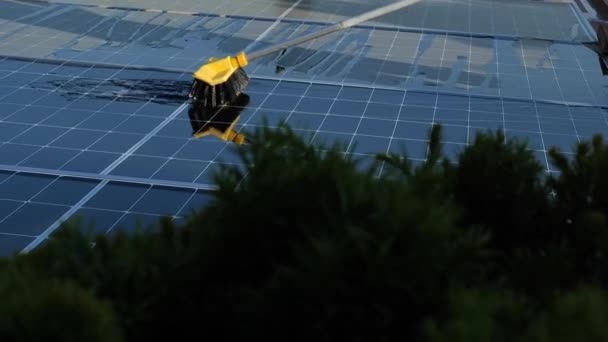 Lavare Pannelli Solari Sul Tetto Con Acqua Pannello Solare Efficiency — Video Stock