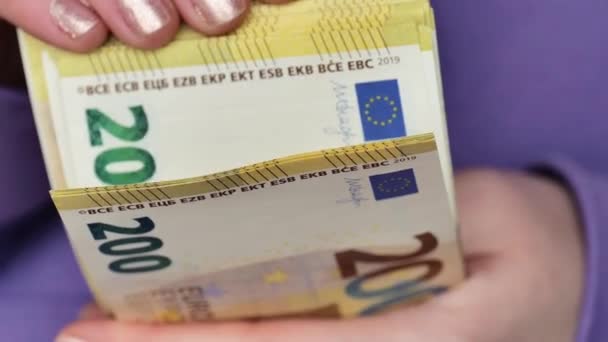 欧元钞票包 在欧盟国家的现金支付 200欧元的包在女性手中 特写镜头 — 图库视频影像