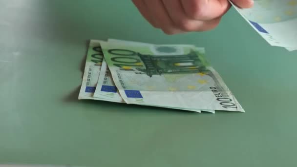 Bankbiljetten Tellen Handen Tellen Van Honderd Eurobankbiljetten Een Groene Achtergrond — Stockvideo