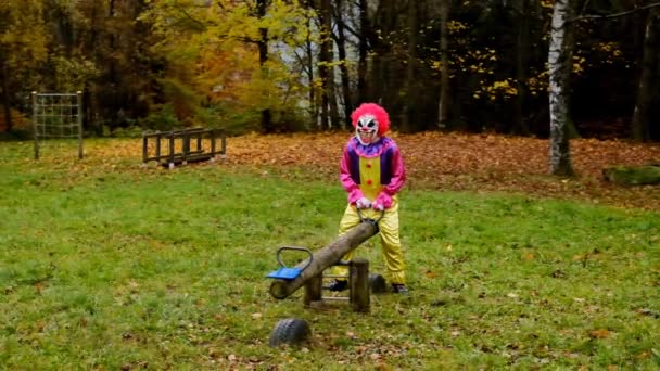Halloween Klaun Děsivý Strašidelný Klaun Houpe Dřevěném Houpačce Hřišti Parku — Stock video