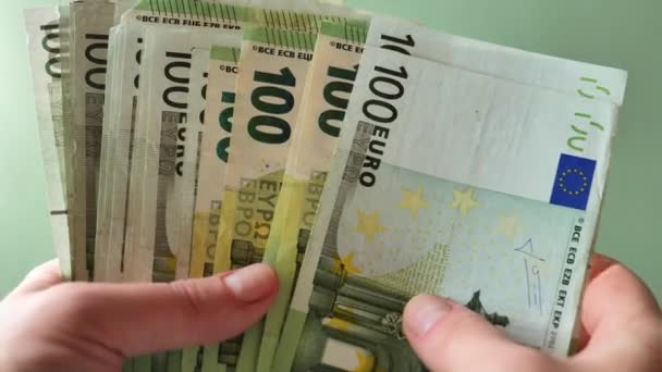 ユーロ紙幣を数える グリーンバックグラウンドで100ユーロ紙幣 ユーロ圏における欧州連合の収益と支出 4K映像について — ストック動画