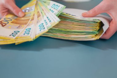 Zarfta para var. AB para birimi. Zarftaki maaş... paranın yeniden hesaplanması. Avro banknotları, Avrupa ülkelerindeki gri zemin harcamaları ve gelirleri içeren bir zarfın içinde. Para ve finans. 
