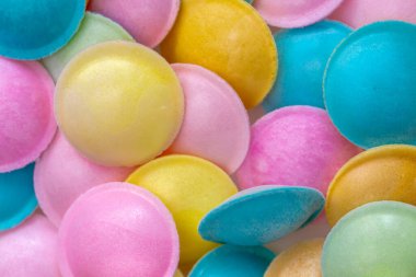  Renkli şeker. Sarı ve mavi renklerde tatlı desenli. Tatlılar ve tatlılar