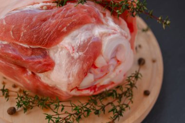 Domuz budu. Organik çiftlik eti. Kemikte domuz eti, karabiber, arka planda taze kekik. Taze et ürünleri 