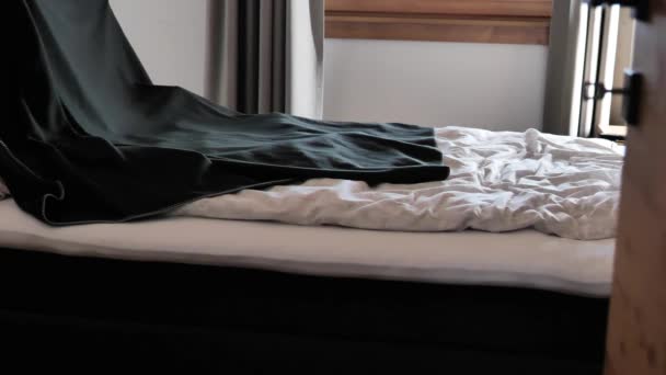 Femeie Într Halat Baie Alb Pliuri Pat Negru Într Dormitor — Videoclip de stoc