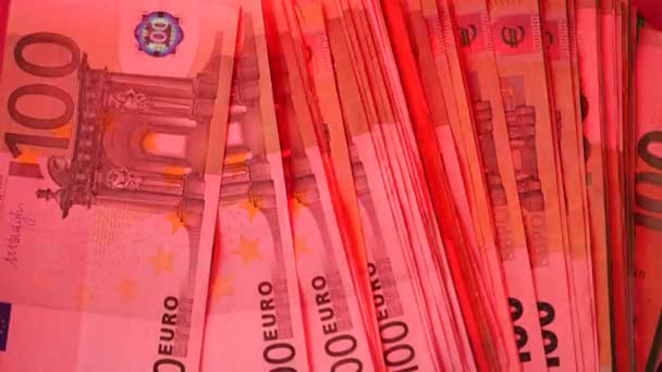 Honderd Euro Pak Flikkerend Rood Blauw Licht 100 Eurobankbiljettenfan Beelden — Stockvideo