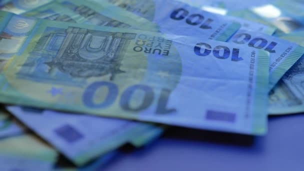 Honderd Euro Handen Tellen Geld Blauw Donker Licht 100 Eurobankbiljettenwaaier — Stockvideo