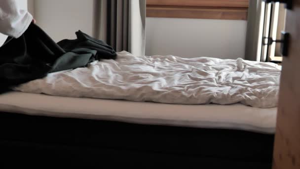 Yatak Yapma Beyaz Bornozlu Bir Kadın Parlak Bir Yatak Odasında — Stok video