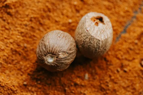 Nutmeg整体和地面 调味品和香料背景 Nutmeg果粉 Nutmeg果粉和肉豆蔻粉 — 图库照片