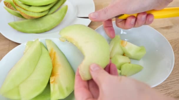 Meloenschijfjes Borden Een Houten Tafel Bovenaanzicht Handen Snijden Schijfjes Meloen — Stockvideo